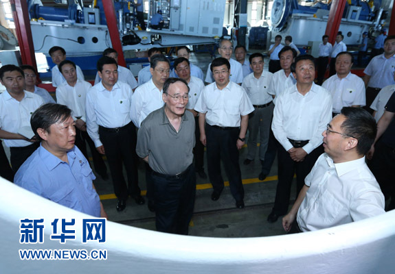 這是7月3日，王岐山在內(nèi)蒙古海裝風(fēng)電設(shè)備有限公司考察。新華社記者 龐興雷 攝 