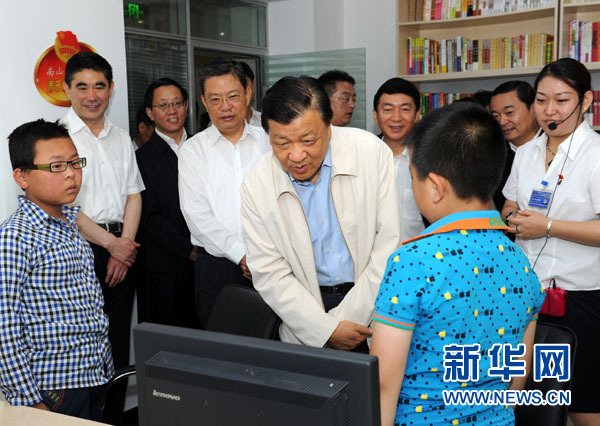 7月17日至19日，中共中央政治局常委、中央書記處書記劉云山在青海調(diào)研。這是7月18日，劉云山在西寧市南山西社區(qū)調(diào)研。 新華社記者饒愛民 攝