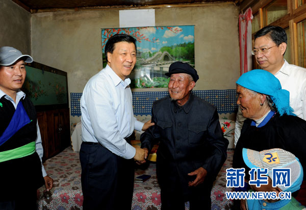 7月17日至19日，中共中央政治局常委、中央書記處書記劉云山在青海調(diào)研。這是7月17日，劉云山在海東市互助土族自治縣東山鄉(xiāng)白牙合村看望老黨員。新華社記者 饒愛民 攝