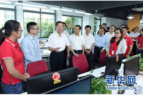 9月16日至18日，中共中央政治局常委、國務(wù)院副總理張高麗在廣西調(diào)研。這是9月17日，張高麗在南寧美麗傳說公司調(diào)研承接產(chǎn)業(yè)轉(zhuǎn)移和開展跨境電子商務(wù)情況。 新華社記者張鐸攝 