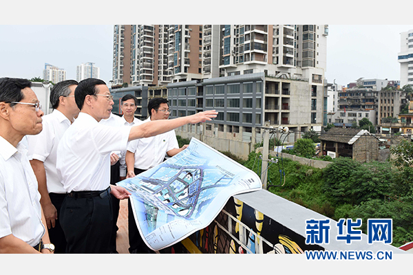 9月16日至18日，中共中央政治局常委、國務(wù)院副總理張高麗在廣西調(diào)研。這是9月16日，張高麗實地考察南寧水街棚戶區(qū)改造項目現(xiàn)場。 新華社記者張鐸攝 