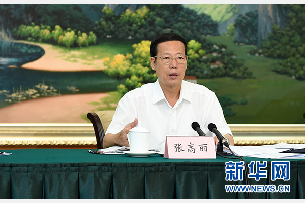 9月16日至18日，中共中央政治局常委、國務(wù)院副總理張高麗在廣西調(diào)研。這是9月17日，張高麗在南寧主持召開&ldquo;十三五&rdquo;規(guī)劃編制工作座談會。 新華社記者張鐸攝 