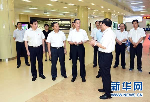 9月16日至18日，中共中央政治局常委、國務(wù)院副總理張高麗在廣西調(diào)研。這是9月17日，張高麗在南寧市公共資源交易中心對外服務(wù)大廳了解自治區(qū)簡政放權(quán)有關(guān)工作。 新華社記者張鐸攝