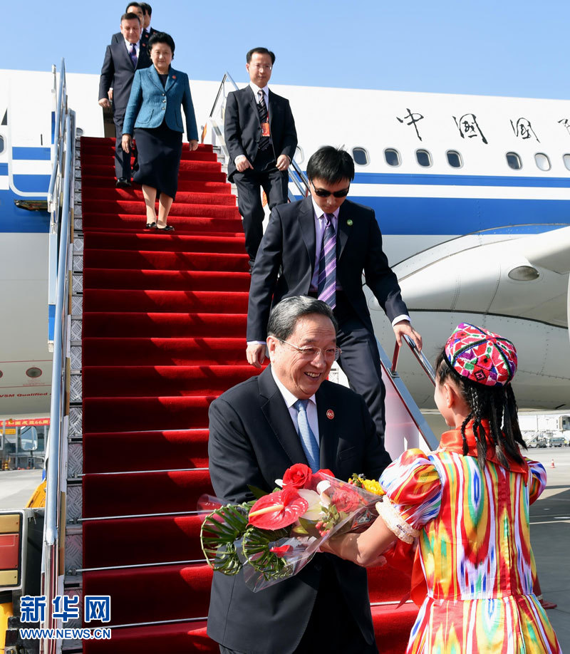 9月25日，以中共中央政治局常委、全國政協(xié)主席俞正聲為團長的中央代表團飛抵烏魯木齊，出席新疆維吾爾自治區(qū)成立60周年慶祝活動。新華社記者 饒愛民 攝