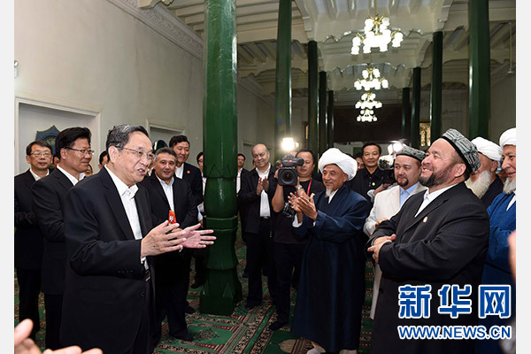 9月26日，中共中央政治局常委、全國政協(xié)主席、中央代表團團長俞正聲率中央代表團部分成員赴喀什看望各族干部群眾。這是俞正聲等來到喀什市艾提尕爾清真寺，與喀什地區(qū)宗教人士代表交流。新華社記者 饒愛民 攝  