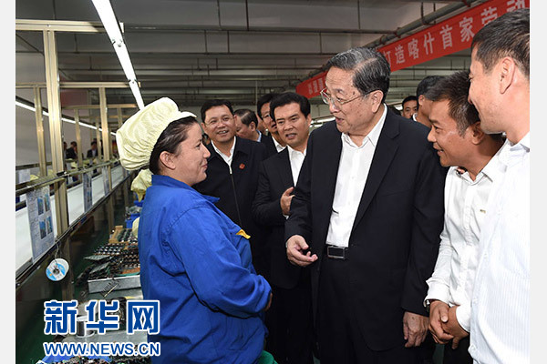 這是俞正聲等在喀什經(jīng)濟開發(fā)區(qū)深圳產業(yè)園視察電子產品生產線，并與現(xiàn)場工人親切交流。新華社記者 饒愛民 攝