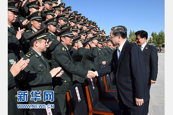 這是俞正聲等赴南疆軍區(qū)慰問，會見官兵代表。新華社記者 饒愛民 攝