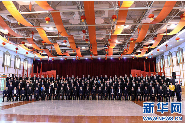 這是俞正聲同喀什地區(qū)有關負責同志、各界人士代表、援疆干部代表合影留念。新華社記者 饒愛民 攝