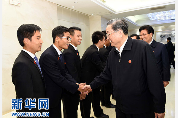 這是俞正聲會見在喀什地區(qū)鄉(xiāng)鎮(zhèn)工作的內地高校畢業(yè)生代表。新華社記者 饒愛民 攝