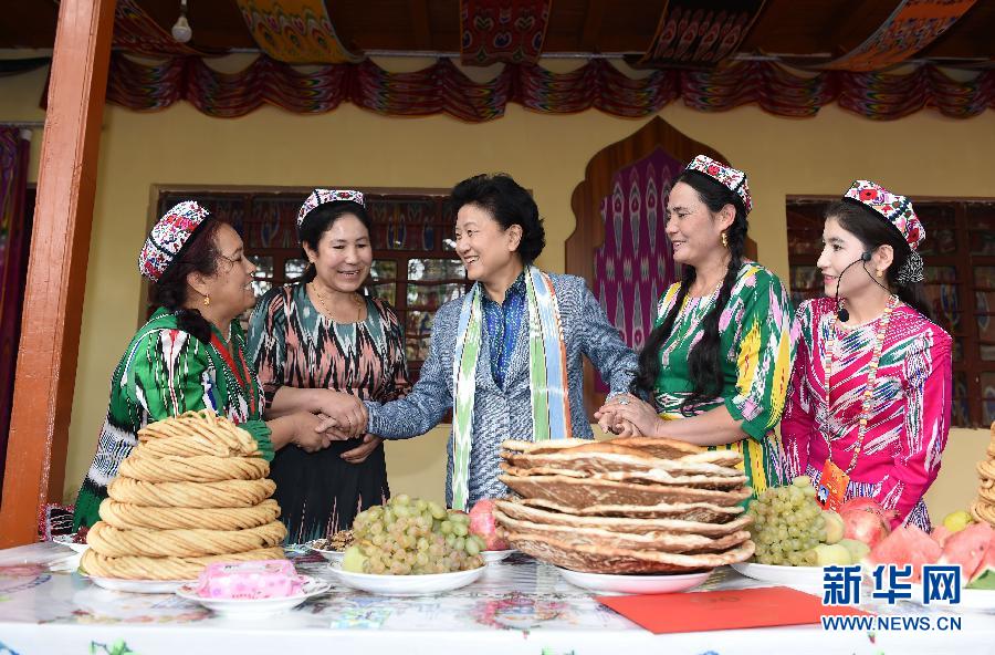 　9月26日，中共中央政治局委員、國務院副總理、中央代表團副團長劉延東率中央代表團分團到和田地區(qū)看望慰問各族干部群眾。這是劉延東在和田市吉亞鄉(xiāng)喀勒塔吐格曼村與維吾爾族群眾在一起。新華社記者張領(lǐng)攝