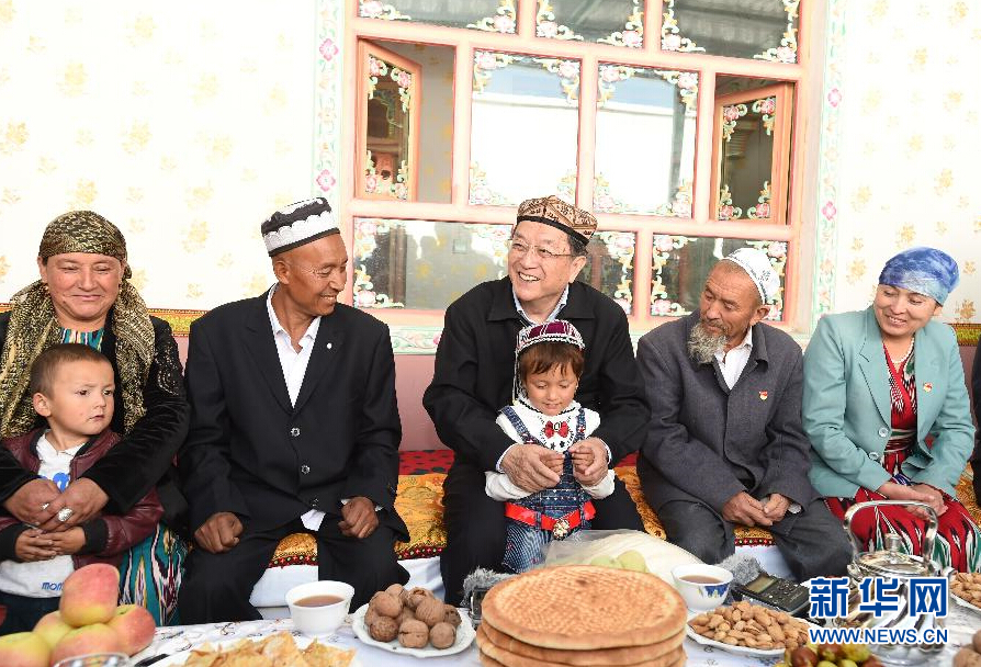 9月27日，中共中央政治局常委、全國政協(xié)主席、中央代表團(tuán)團(tuán)長俞正聲率中央代表團(tuán)部分成員赴喀什地區(qū)莎車縣看望各族干部群眾。這是俞正聲在莎車縣艾力西湖鎮(zhèn)21村看望維吾爾族村民阿布來提&middot;阿不力孜一家。新華社記者 高潔 攝