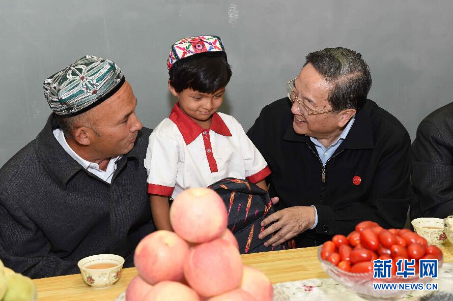 9月27日，中共中央政治局常委、全國政協(xié)主席、中央代表團(tuán)團(tuán)長俞正聲率中央代表團(tuán)部分成員赴喀什地區(qū)莎車縣看望各族干部群眾。這是俞正聲到新疆生產(chǎn)建設(shè)兵團(tuán)第三師莎車農(nóng)場維吾爾族團(tuán)場職工家中看望，并向小朋友贈送學(xué)習(xí)用品。新華社記者 饒愛民 攝