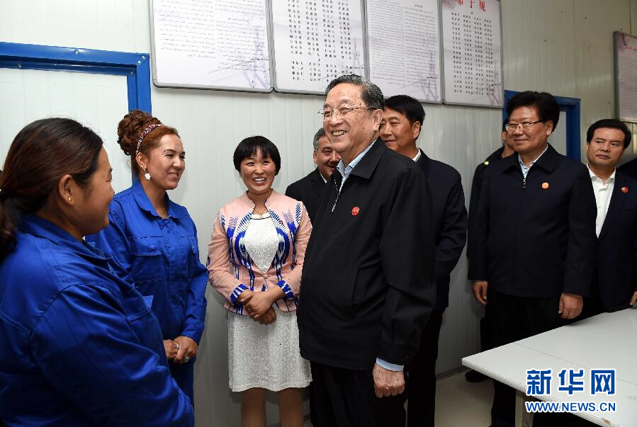 9月27日，中共中央政治局常委、全國政協(xié)主席、中央代表團(tuán)團(tuán)長俞正聲率中央代表團(tuán)部分成員來到新疆英吉沙縣喀什中興手套有限公司考察。新華社記者 饒愛民 攝 