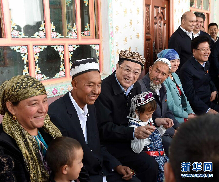 9月27日，中共中央政治局常委、全國政協(xié)主席、中央代表團(tuán)團(tuán)長俞正聲率中央代表團(tuán)部分成員赴喀什地區(qū)莎車縣看望各族干部群眾。這是俞正聲在莎車縣艾力西湖鎮(zhèn)21村看望維吾爾族村民阿布來提&middot;阿不力孜一家。新華社記者 饒愛民 攝