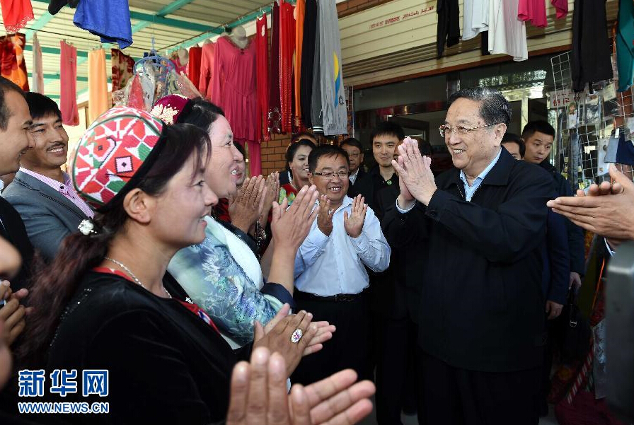 9月27日，中共中央政治局常委、全國政協(xié)主席、中央代表團(tuán)團(tuán)長俞正聲率中央代表團(tuán)部分成員赴喀什地區(qū)莎車縣看望各族干部群眾。這是俞正聲在莎車縣艾力西湖鎮(zhèn)21村看望慰問維吾爾族群眾。新華社記者 饒愛民 攝