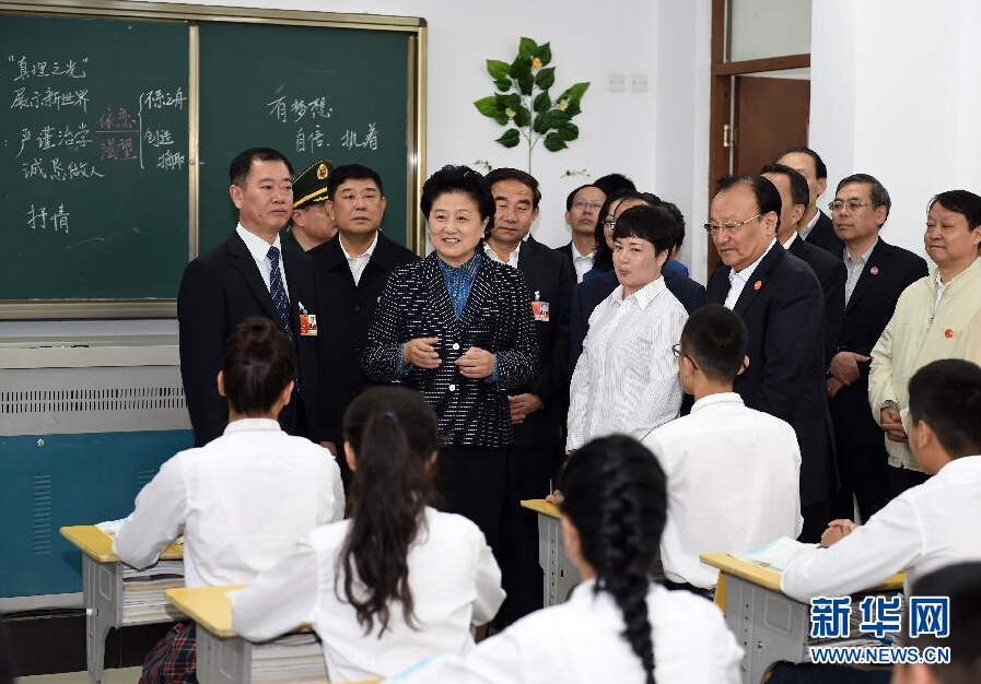 9月27日，中共中央政治局委員、國(guó)務(wù)院副總理、中央代表團(tuán)副團(tuán)長(zhǎng)劉延?xùn)|率中央代表團(tuán)分團(tuán)，帶著黨中央、國(guó)務(wù)院的親切關(guān)懷和全國(guó)各族人民的深切情誼，來(lái)到和田地區(qū)、阿克蘇地區(qū)慰問(wèn)各族干部群眾，并祝賀大家中秋節(jié)快樂(lè)。這是劉延?xùn)|視察對(duì)口援建的和田天津中學(xué)。新華社記者 張領(lǐng) 攝