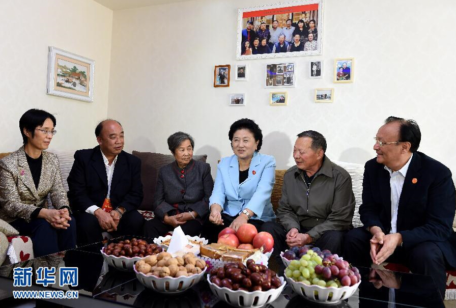 9月27日，中共中央政治局委員、國(guó)務(wù)院副總理、中央代表團(tuán)副團(tuán)長(zhǎng)劉延?xùn)|率中央代表團(tuán)分團(tuán)，帶著黨中央、國(guó)務(wù)院的親切關(guān)懷和全國(guó)各族人民的深切情誼，來(lái)到和田地區(qū)、阿克蘇地區(qū)慰問(wèn)各族干部群眾，并祝賀大家中秋節(jié)快樂(lè)。這是劉延?xùn)|來(lái)到新疆生產(chǎn)建設(shè)兵團(tuán)第一師五團(tuán)團(tuán)場(chǎng)退休職工包春祥家中慰問(wèn)。新華社記者 張領(lǐng) 攝