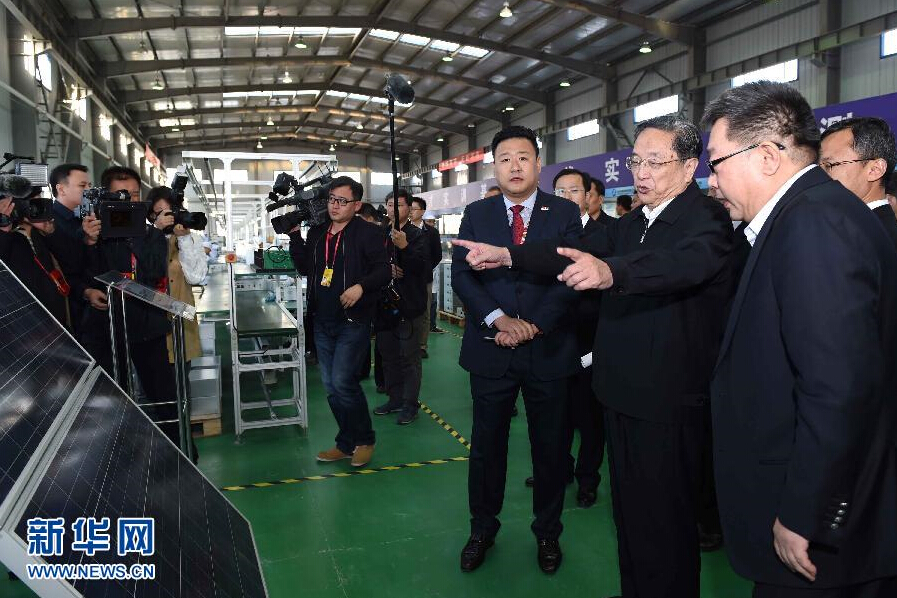 9月28日，中共中央政治局常委、全國政協(xié)主席、中央代表團團長俞正聲率中央代表團部分成員赴祖國最西端的新疆克孜勒蘇柯爾克孜自治州看望慰問各族干部群眾。這是俞正聲來到阿圖什市昆山產(chǎn)業(yè)園新疆中興能源公司視察工作。新華社記者 饒愛民 攝