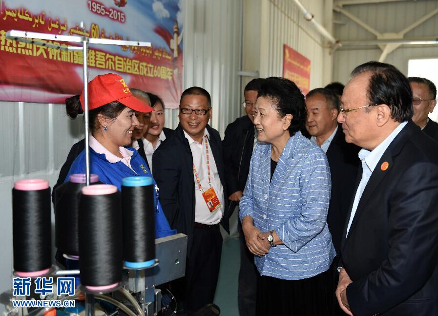 9月28日，中共中央政治局委員、國務(wù)院副總理、中央代表團副團長劉延?xùn)|率中央代表團分團赴阿克蘇地區(qū)、伊犁哈薩克自治州慰問，與各族干部群眾共度節(jié)日、共享歡樂。這是劉延?xùn)|在阿克蘇紡織工業(yè)城慰問棉紡工人。新華社記者張領(lǐng)攝