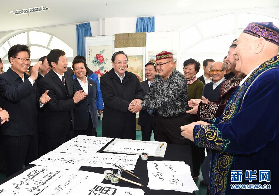 9月29日，中共中央政治局常委、全國政協(xié)主席、中央代表團(tuán)團(tuán)長俞正聲率中央代表團(tuán)部分成員赴阿勒泰地區(qū)看望各族干部群眾。這是俞正聲來到阿勒泰地區(qū)老年人活動(dòng)中心，觀看老同志書畫展，同老同志親切交談。新華社記者 高潔 攝