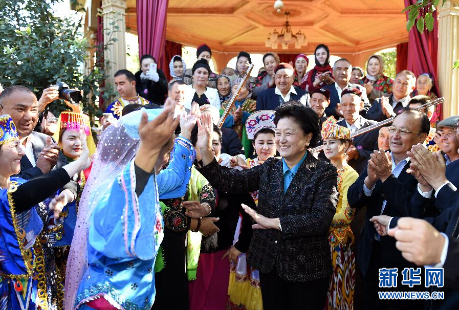 9月29日，中共中央政治局委員、國務院副總理、中央代表團副團長劉延東率中央代表團分團在伊犁哈薩克自治州看望慰問各族干部群眾。這是劉延東在伊寧市漢賓鄉(xiāng)發(fā)展村考察慰問時與表演維吾爾族傳統(tǒng)歌舞&ldquo;麥西來甫&rdquo;的村民們交流。新華社記者張領攝