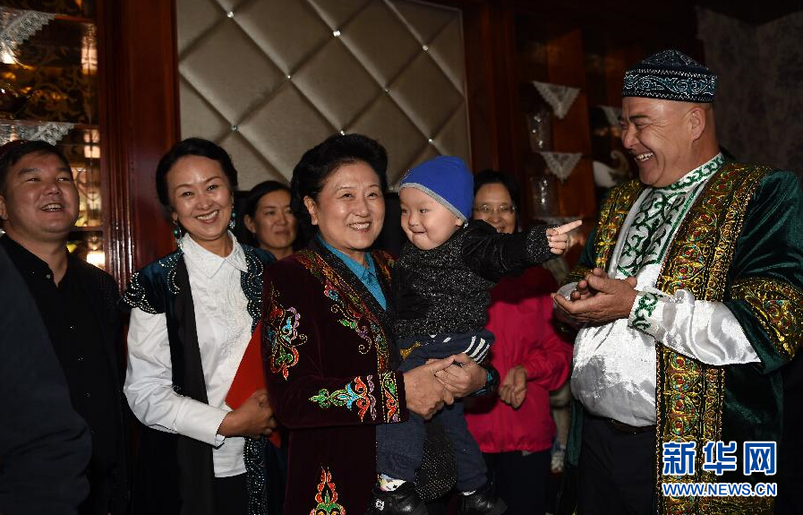 9月29日，中共中央政治局委員、國務院副總理、中央代表團副團長劉延東率中央代表團分團在伊犁哈薩克自治州看望慰問各族干部群眾。這是劉延東在伊寧市漢賓鄉(xiāng)發(fā)展村走訪慰問哈薩克族村民。新華社記者張領攝