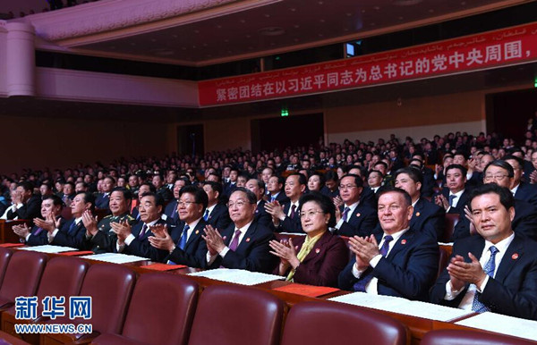     9月30日，慶祝新疆維吾爾自治區(qū)成立60周年文藝晚會(huì)《新疆禮贊》在新疆人民會(huì)堂精彩呈現(xiàn)。中共中央政治局常委、全國(guó)政協(xié)主席、中央代表團(tuán)團(tuán)長(zhǎng)俞正聲，與2000余名各族群眾代表一起觀看演出。新華社記者 饒愛(ài)民 攝