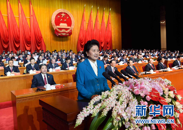 10月1日，慶祝中華人民共和國(guó)成立66周年暨新疆維吾爾自治區(qū)成立60周年大會(huì)在新疆人民會(huì)堂隆重舉行。這是中共中央政治局委員、國(guó)務(wù)院副總理、中央代表團(tuán)副團(tuán)長(zhǎng)劉延?xùn)|宣讀中共中央、全國(guó)人大常委會(huì)、國(guó)務(wù)院、全國(guó)政協(xié)、中央軍委關(guān)于慶祝新疆維吾爾自治區(qū)成立60周年的賀電。新華社記者 饒愛民 攝 