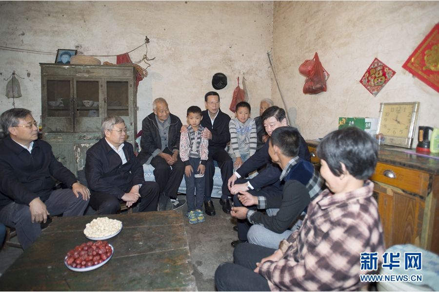 10月22日至23日，中共中央政治局常委、國務院副總理張高麗在山東調研扶貧工作情況。這是10月22日，張高麗在菏澤市巨野縣田莊鎮(zhèn)后屯村入戶看望生活困難村民。 新華社記者 王曄 攝