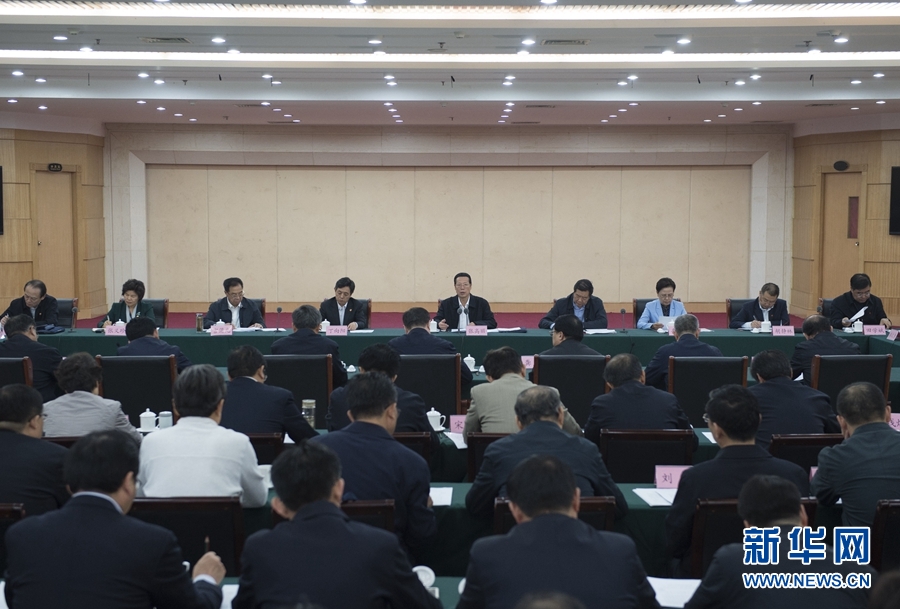 10月22日至23日，中共中央政治局常委、國務院副總理張高麗在山東調研扶貧工作情況。這是10月23日，張高麗在菏澤市主持召開扶貧工作座談會。 新華社記者 王曄 攝