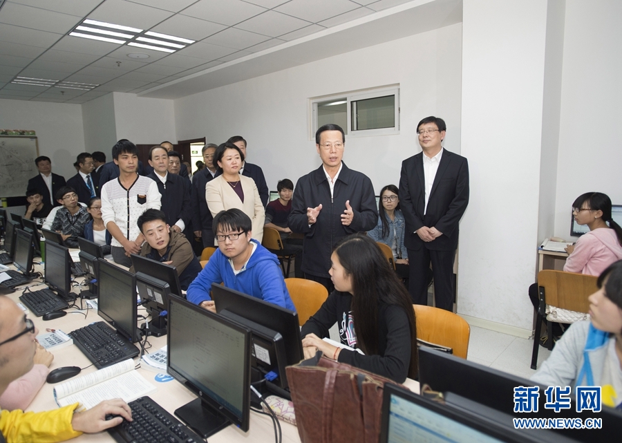 10月22日至23日，中共中央政治局常委、國務院副總理張高麗在山東調研扶貧工作情況。這是10月22日，張高麗在濟寧市惠普軟件人才實訓基地調研教育培訓脫貧有關情況。 新華社記者 王曄 攝