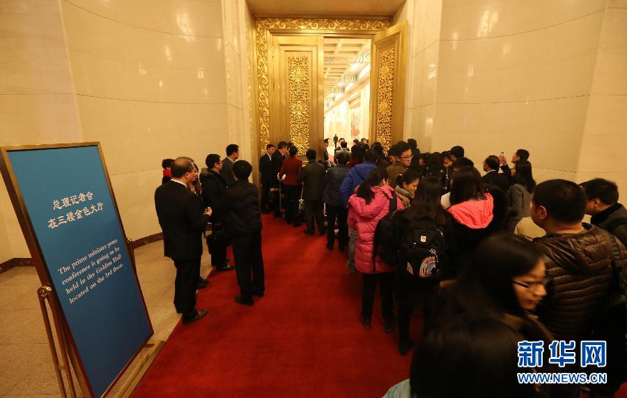 （兩會(huì)&middot;總理記者見面）（1）記者排隊(duì)