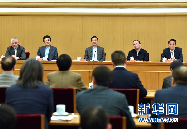 4月8日，中共中央政治局委員、中央書記處書記、中宣部部長劉奇葆在北京同講好中國故事專家學者、文化交流使者研討班學員座談。 新華社記者李濤 攝