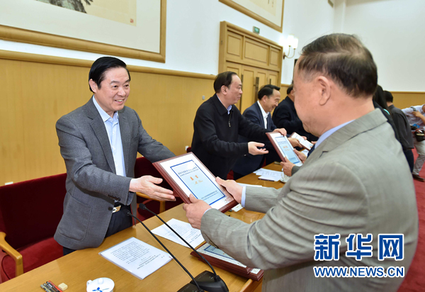4月8日，中共中央政治局委員、中央書記處書記、中宣部部長劉奇葆在北京同講好中國故事專家學者、文化交流使者研討班學員座談。這是劉奇葆在座談會上向獲得講好中國故事文化交流使者稱號的代表頒發(fā)證書。新華社記者 李濤 攝