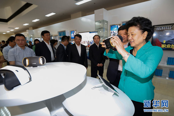 5月8日，中共中央政治局委員、國(guó)務(wù)院副總理劉延?xùn)|在天津出席2016年職業(yè)教育活動(dòng)周啟動(dòng)儀式暨全國(guó)職業(yè)院校技能大賽開幕式。這是劉延?xùn)|（右一）在天津廣播電視大學(xué)體驗(yàn)區(qū)，通過(guò)全景VR設(shè)備體驗(yàn)汽車修理培訓(xùn)課程。新華社記者 沈伯韓攝