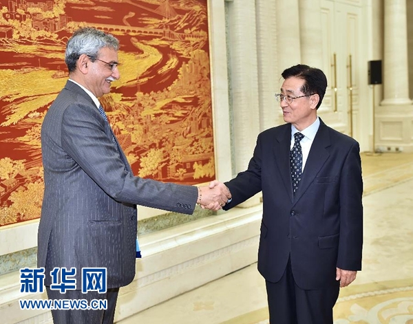 5月9日，中共中央書記處書記、中央紀(jì)委副書記趙洪祝在北京會見印度中央監(jiān)察委員會主席喬杜里。 新華社記者 李濤 攝