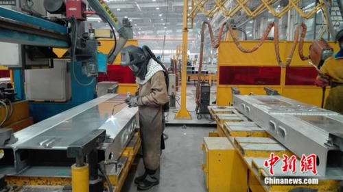 焊接工人正在工作。中新網(wǎng) 邱宇 攝