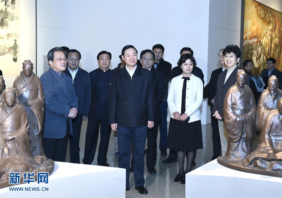 12月6日，中共中央政治局委員、中央書(shū)記處書(shū)記、中宣部部長(zhǎng)劉奇葆在北京參觀中華文明歷史題材美術(shù)創(chuàng)作工程入選作品展覽。 新華社記者張領(lǐng)攝
