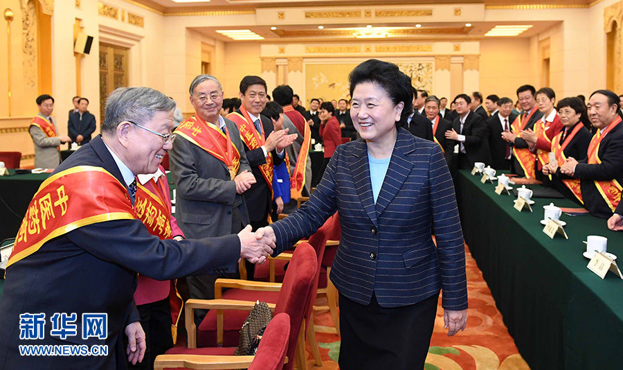 12月29日，中共中央政治局委員、國務院副總理劉延東在北京與中醫(yī)藥高等學校教學名師座談。這是座談會前，劉延東與獲得表彰的教師握手。新華社記者 張鐸 攝