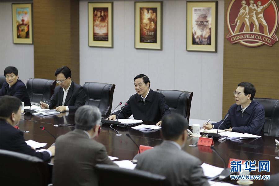 3月1日，中共中央政治局委員、中央書(shū)記處書(shū)記、中宣部部長(zhǎng)劉奇葆在北京中影股份有限公司調(diào)研。 新華社記者 丁林 攝