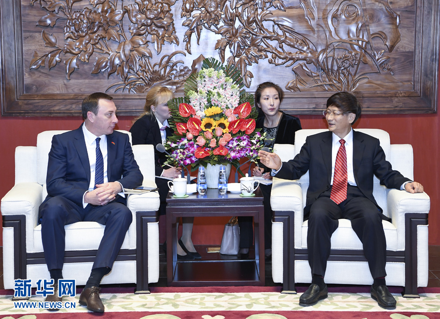 4月10日，中共中央政治局委員、中央政法委書記、中白政府間合作委員會(huì)中方主席孟建柱在北京會(huì)見白俄羅斯總統(tǒng)辦公廳副主任、中白政府間合作委員會(huì)白方主席斯諾普科夫。新華社記者 張領(lǐng) 攝