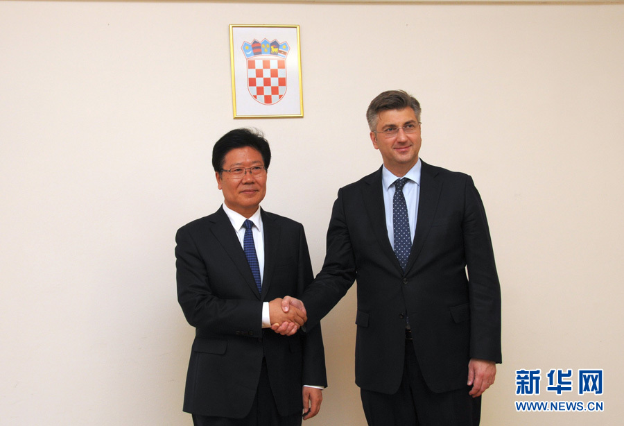 4月10日，克羅地亞民主共同體主席、政府總理普連科維奇（右）在薩格勒布會(huì)見(jiàn)中共中央政治局委員、中央黨的建設(shè)工作領(lǐng)導(dǎo)小組副組長(zhǎng)張春賢。新華社記者薛群攝