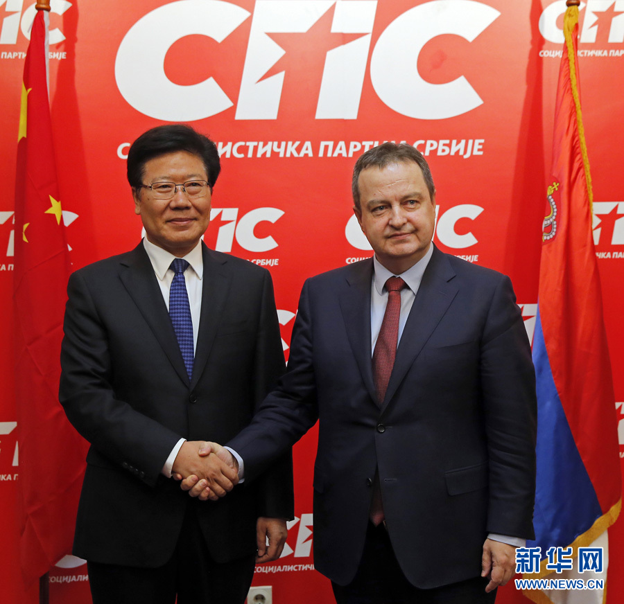 4月13日，中共中央政治局委員、中央黨的建設(shè)工作領(lǐng)導(dǎo)小組副組長張春賢（左）在塞爾維亞貝爾格萊德會(huì)見塞社會(huì)黨主席、政府第一副總理兼外長達(dá)契奇。新華社發(fā)（普雷德拉格&middot;米洛薩夫列維奇攝）