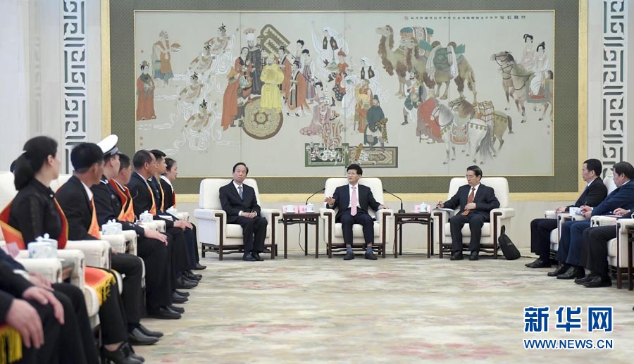 4月24日，第十三屆全國(guó)見義勇為英雄模范表彰大會(huì)在北京人民大會(huì)堂召開。會(huì)前，中共中央政治局委員、中央政法委書記孟建柱與見義勇為英雄模范及家屬代表座談。國(guó)務(wù)委員、公安部部長(zhǎng)郭聲琨出席座談會(huì)并在表彰大會(huì)上講話。新華社記者 張鐸 攝