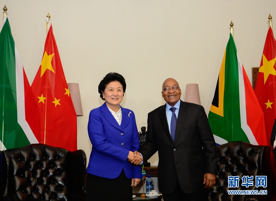 4月25日，南非總統(tǒng)祖馬（右）在比勒陀利亞總統(tǒng)官邸會見正在對南非進行正式訪問并出席中南高級別人文交流機制首次會議的中國國務(wù)院副總理劉延?xùn)|。 新華社記者 翟健嵐 攝