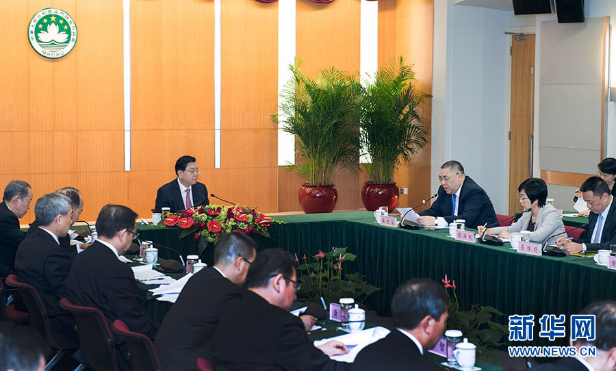 5月8日至10日，中共中央政治局常委、全國人大常委會(huì)委員長(zhǎng)張德江視察澳門特別行政區(qū)。這是5月8日，張德江聽取澳門特別行政區(qū)政府工作匯報(bào)。新華社記者 李學(xué)仁 攝