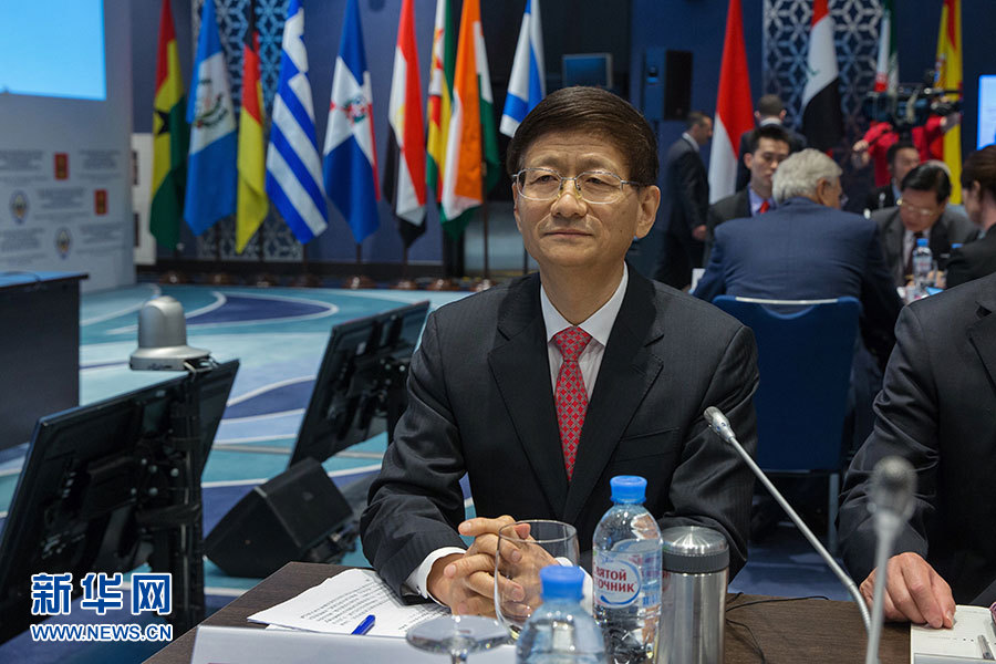 5月24日，在俄羅斯扎維多沃，中共中央政治局委員、中央政法委書記孟建柱出席國際安全事務(wù)高級(jí)代表會(huì)議。 5月24日，中共中央政治局委員、中央政法委書記孟建柱在俄羅斯出席國際安全事務(wù)高級(jí)代表會(huì)議，就加強(qiáng)國際執(zhí)法安全合作、防范打擊恐怖主義作主旨發(fā)言。來自95個(gè)國家和國際組織的代表參加會(huì)議。新華社記者白雪騏攝