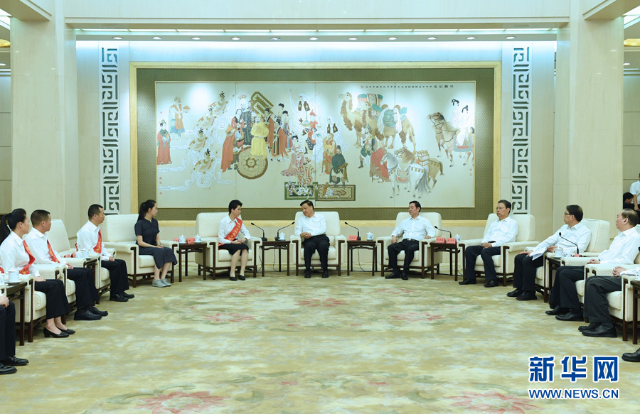 6月21日，廖俊波同志先進(jìn)事跡報(bào)告會(huì)在北京人民大會(huì)堂舉行。報(bào)告會(huì)前，中共中央政治局常委、中央書(shū)記處書(shū)記劉云山會(huì)見(jiàn)報(bào)告團(tuán)成員，代表習(xí)近平總書(shū)記，代表黨中央，向廖俊波同志家屬表示親切慰問(wèn)，并頒發(fā)黨中央追授廖俊波同志&ldquo;全國(guó)優(yōu)秀共產(chǎn)黨員&rdquo;證書(shū)、獎(jiǎng)?wù)?。新華社記者 饒愛(ài)民 攝