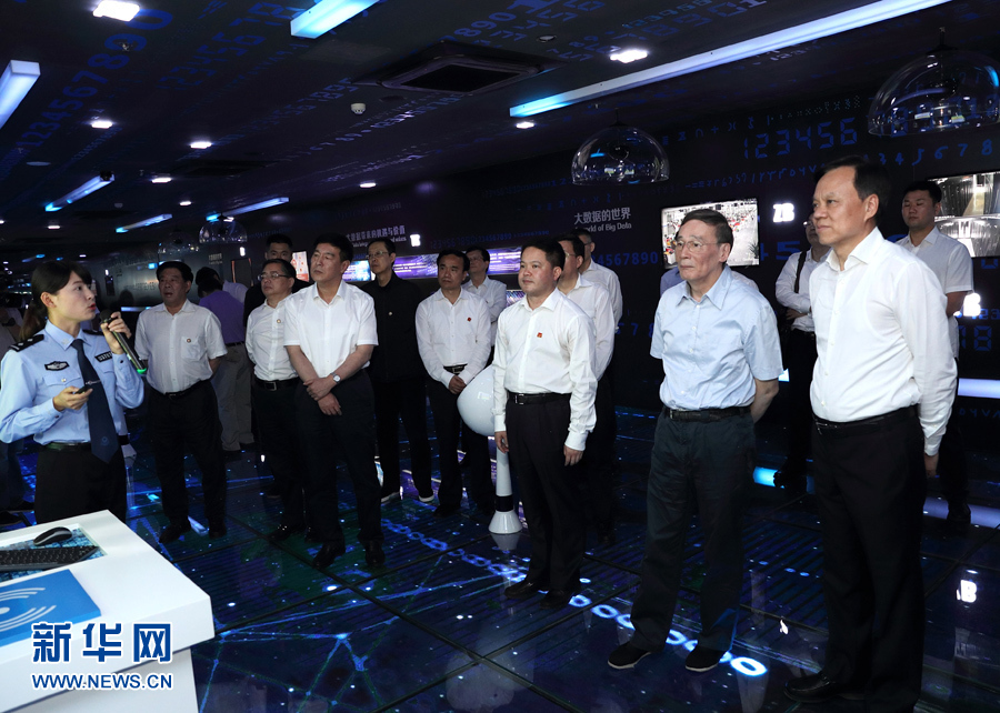 6月20日至22日，中共中央政治局常委、中央紀(jì)委書記王岐山在貴州省檢查紀(jì)檢監(jiān)察工作。這是6月21日，王岐山在調(diào)研期間考察貴陽大數(shù)據(jù)應(yīng)用展示中心。新華社記者 王曄 攝