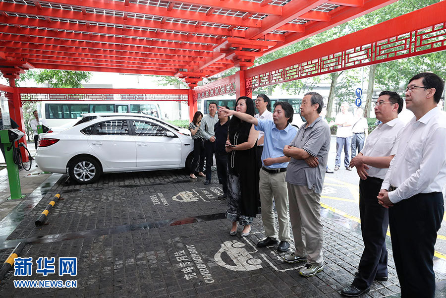 近日，中共中央政治局委員、國(guó)務(wù)院副總理馬凱在北京調(diào)研新能源汽車產(chǎn)業(yè)發(fā)展。這是7月4日，馬凱在北京深入新能源汽車充換電設(shè)施、充電服務(wù)平臺(tái)、分時(shí)租賃等單位調(diào)研。新華社記者 龐興雷 攝